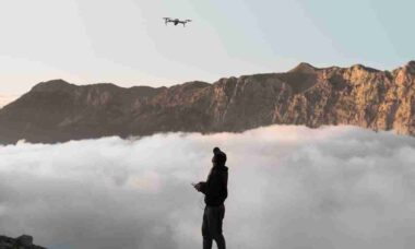 China testa enxame com 200 drones controlados por 1 soldado em tática com IA