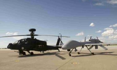 Reino Unido avança no Projeto NYX para integrar drones “ala leal” ao AH-64 Apache até 2030