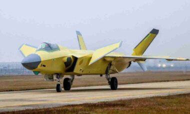J-20A chinês surge em testes com indícios do novo motor WS-15 de alto empuxo