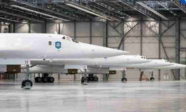 Rússia recebe 2 bombardeiros estratégicos Tu-160M após anos de atrasos no programa