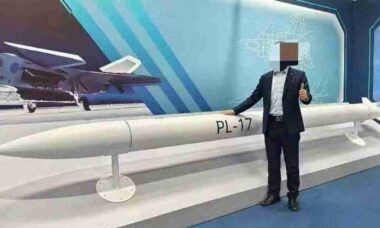 China exibe maquete do míssil PL-17 de 400 km ao lado do caça J-20 em feira militar