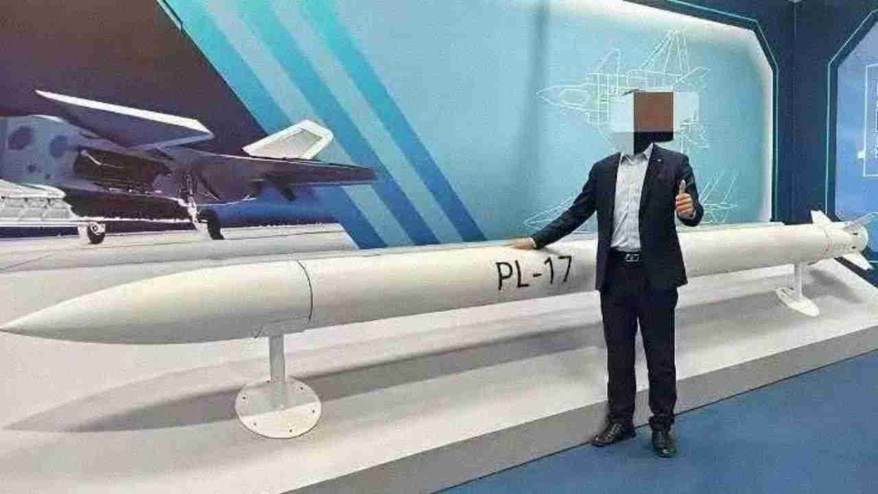 China exibe maquete do míssil PL-17 de 400 km ao lado do caça J-20 em feira militar