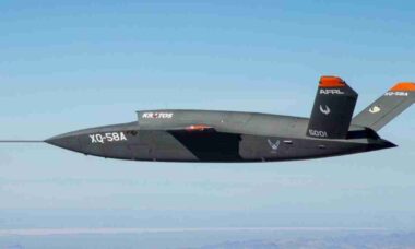 XQ-58 Valkyrie CTOL combina lançamento por foguetes e pouso em pista para os Fuzileiros Navais