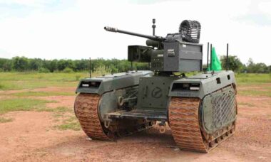 Tailândia recebe 1º D-Iron RCV com canhão de 30 mm para operações terrestres