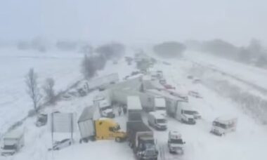 Forte nevasca causa engavetamento de quase cem veículos em rodovia dos EUA