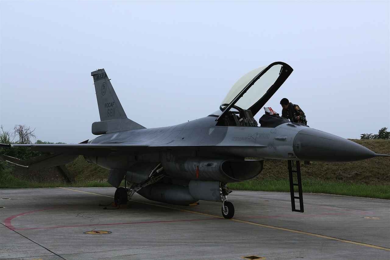 Taiwanese F-16 crashes into the sea during night operation