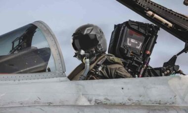 Marinha dos EUA seleciona novo capacete para tripulações de aeronaves de asa fixa