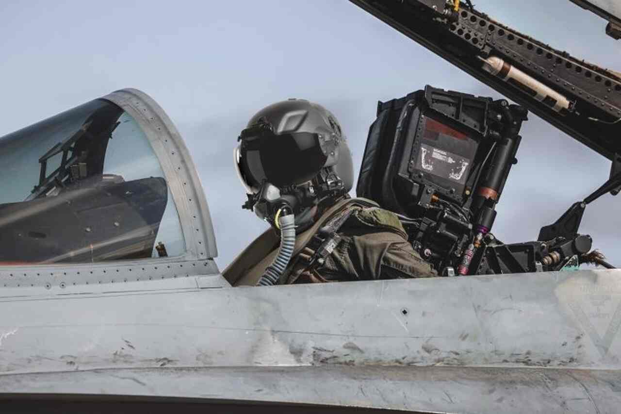 Marinha dos EUA seleciona novo capacete para tripulações de aeronaves de asa fixa