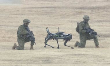 Japão usa cães robóticos durante exercício de assalto aéreo