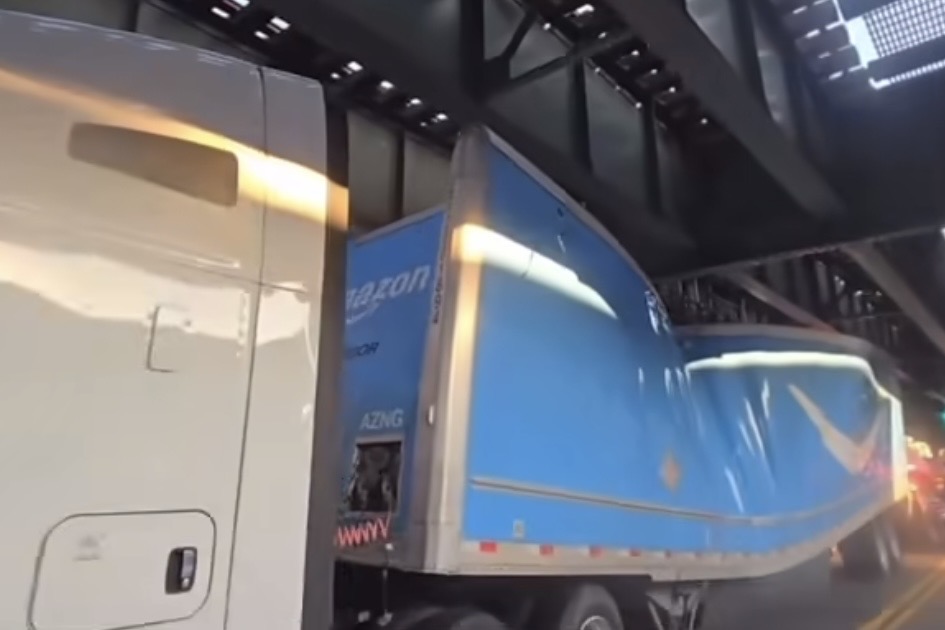 Motorista da Amazon se mete em encrenca após passar com caminhão sob ponte baixa