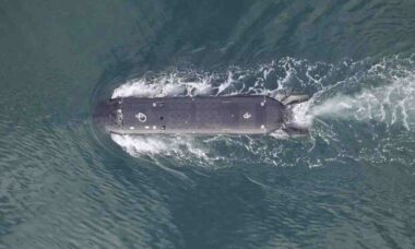 Submarino autônomo XV Excalibur é entregue à Marinha Real do Reino Unido