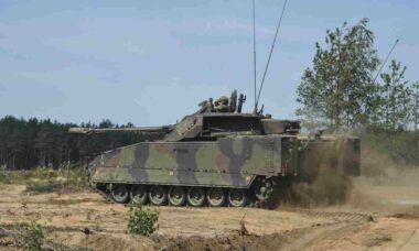 Lituânia anuncia aquisição de 100 veículos de combate CV90 MkIV