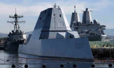 Contratorpedeiro USS Zumwalt armado com mísseis hipersônicos zarpará pela primeira vez