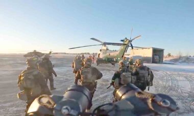 Operação com helicópteros leva à apreensão do navio Fitburg no Mar Báltico. Facebook: rajavartiolaitos