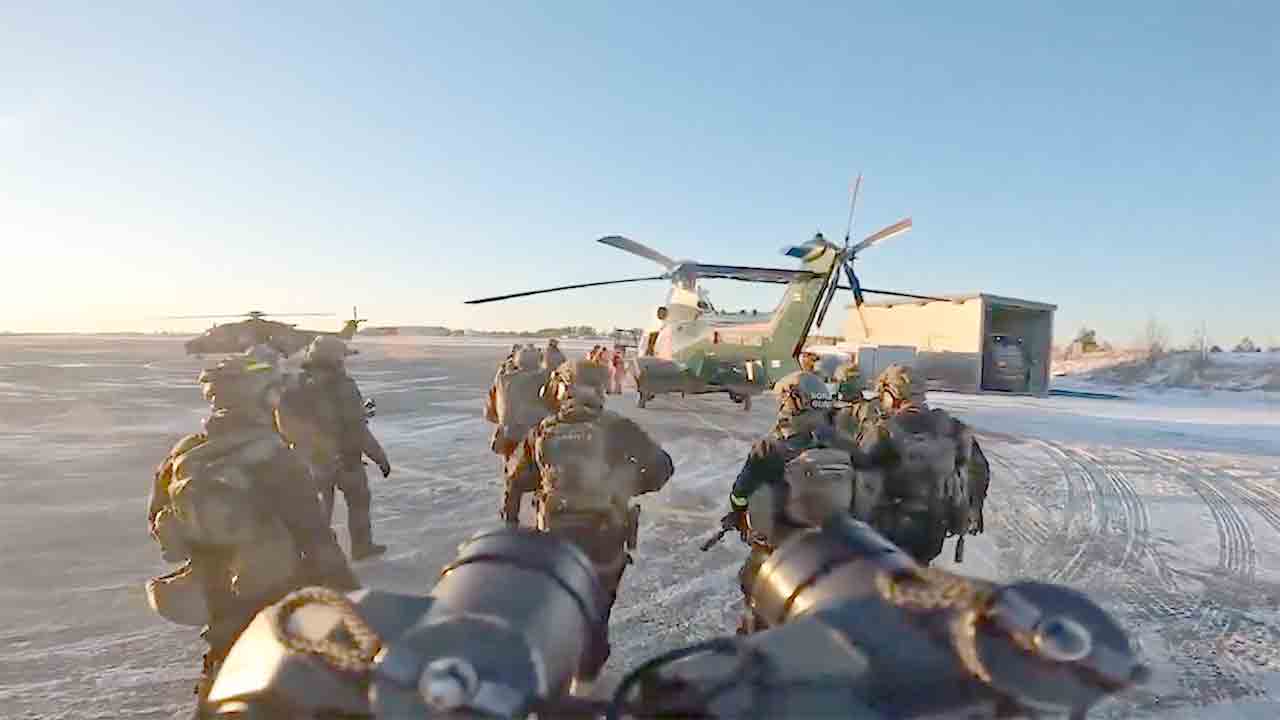 Operação com helicópteros leva à apreensão do navio Fitburg no Mar Báltico. Facebook: rajavartiolaitos
