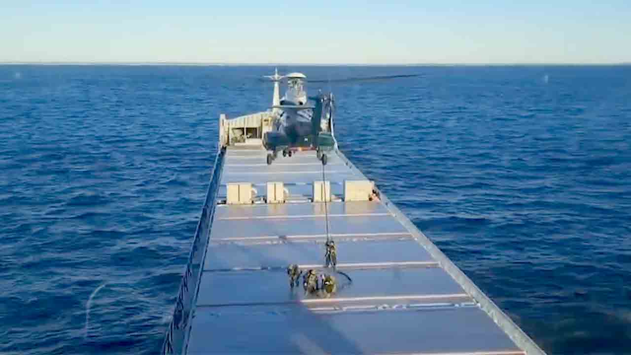 Operação com helicópteros leva à apreensão do navio Fitburg no Mar Báltico. Facebook: rajavartiolaitos