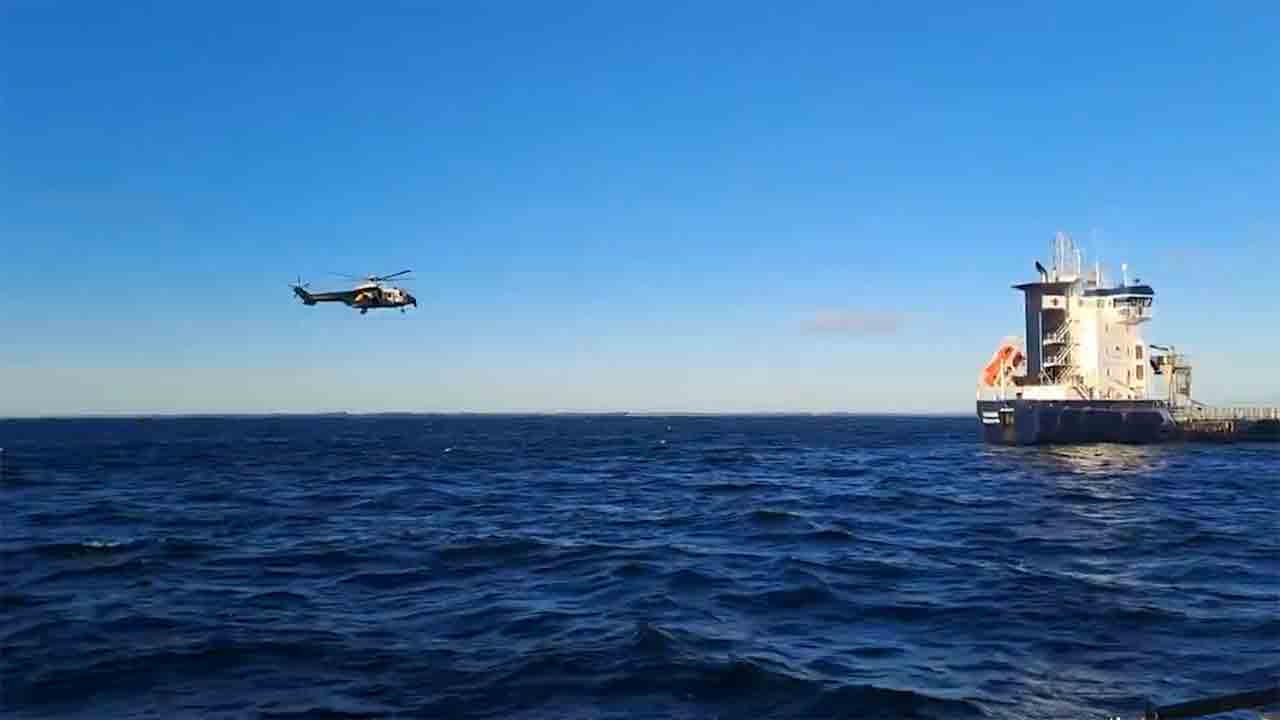 Operação com helicópteros leva à apreensão do navio Fitburg no Mar Báltico. Facebook: rajavartiolaitos
