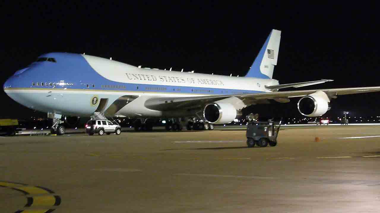 Avião de Donald Trump retorna após falha elétrica a caminho da Suíça