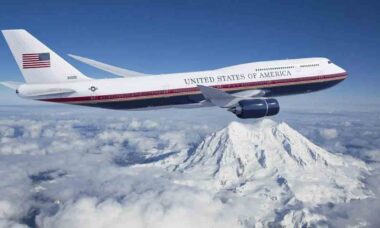 Representação da Força Aérea dos Estados Unidos do VC-25B com uma pintura modificada proposta durante o primeiro mandato do presidente Trump. Representação da Força Aérea dos Estados Unidos do VC-25B com uma pintura modificada proposta durante o primeiro mandato do presidente Trump. Foto: Força Aérea dos Estados Unidos