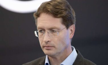 CEO da Mercedes-Benz rejeita proposta do governo Trump de transferir a sede da empresa para os EUA