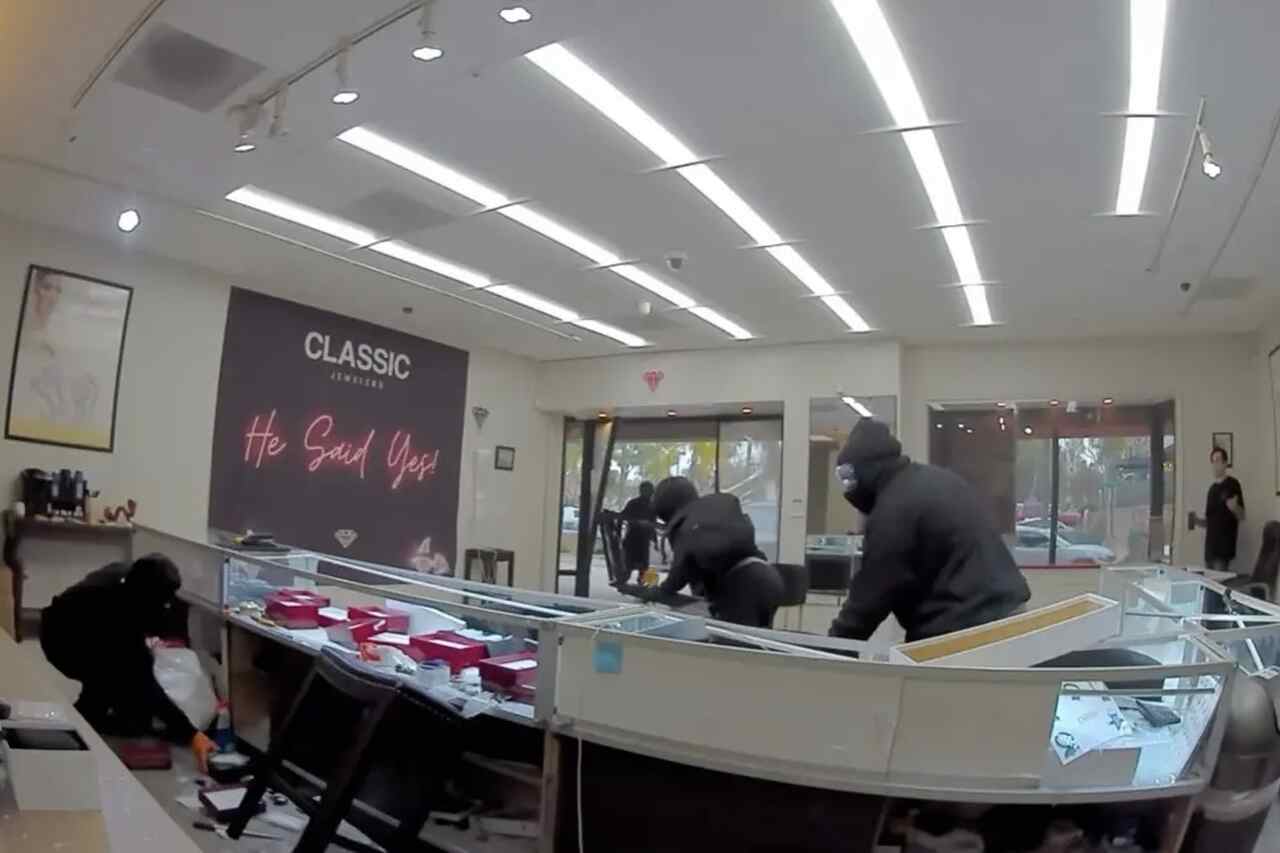 Vídeo chocante mostra ladrões invadindo joalheria com SUV em assalto de US$ 1 milhão