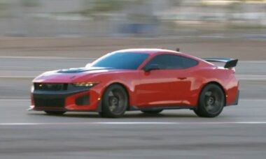 Nova variante do Mustang Dark Horse é apresentado por Max Verstappen em novo vídeo