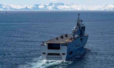 Navio de assalto anfíbio Mistral da Marinha Francesa na Groelândia. Junho de 2025. X @MarineNationale