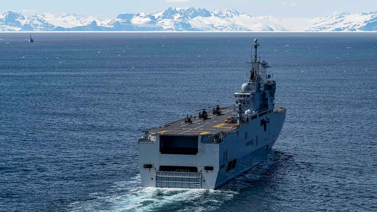 Amfibisch aanvalsschip Mistral van de Franse marine in Groenland. Juni 2025. X @MarineNationale