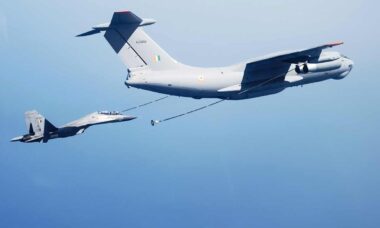 Sukhoi Su-30MKI reabastecendo em voo a partir de um Ilyushin Il-78 durante o exercício Konkan Shakti 21. Foto: Wikimedia
