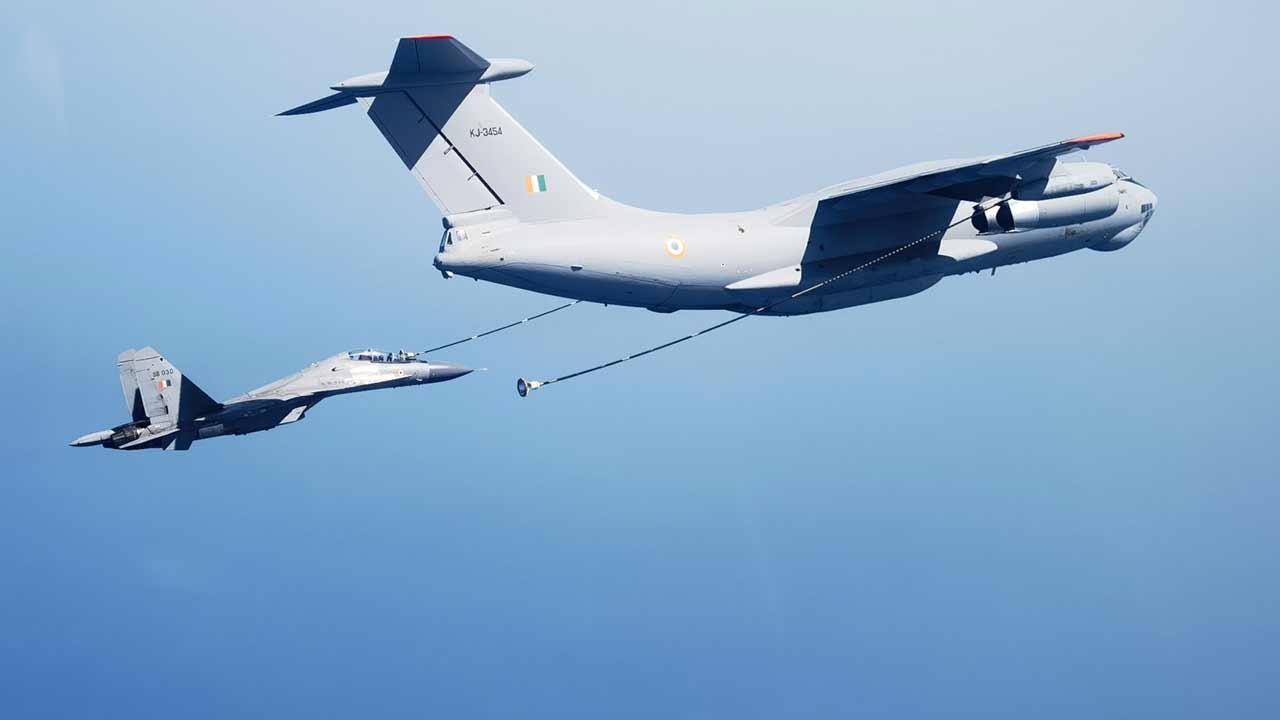Sukhoi Su-30MKI reabastecendo em voo a partir de um Ilyushin Il-78 durante o exercício Konkan Shakti 21. Foto: Wikimedia