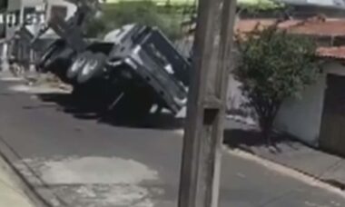 Vídeo aterrorizante registra momento em que guindaste cai sobre casas no Brasil