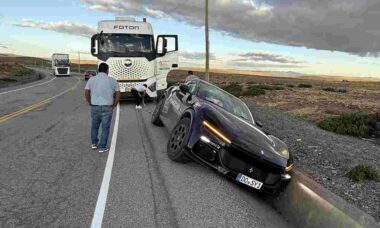 Empresário alemão retoma viagem de 30 mil km em Ferrari Purosangue após acidente no Peru