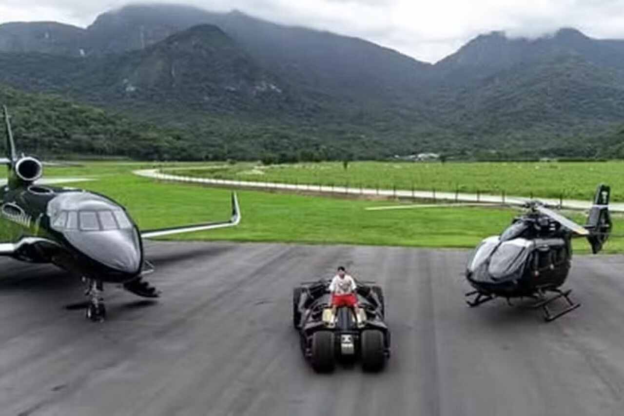 Neymar, Batmobil, helikopter ve lüks jetini sosyal medyada sergiledi