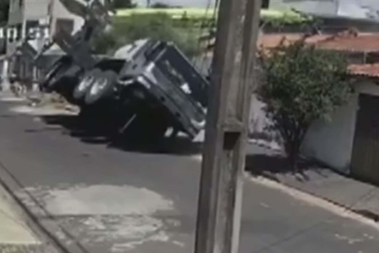 ブラジルでクレーンが住宅に倒れる瞬間を捉えた衝撃映像
