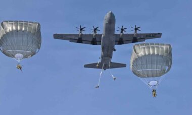 Exército dos EUA conduz exercício de paraquedistas em clima frio no Japão (X @INDOPACOM)