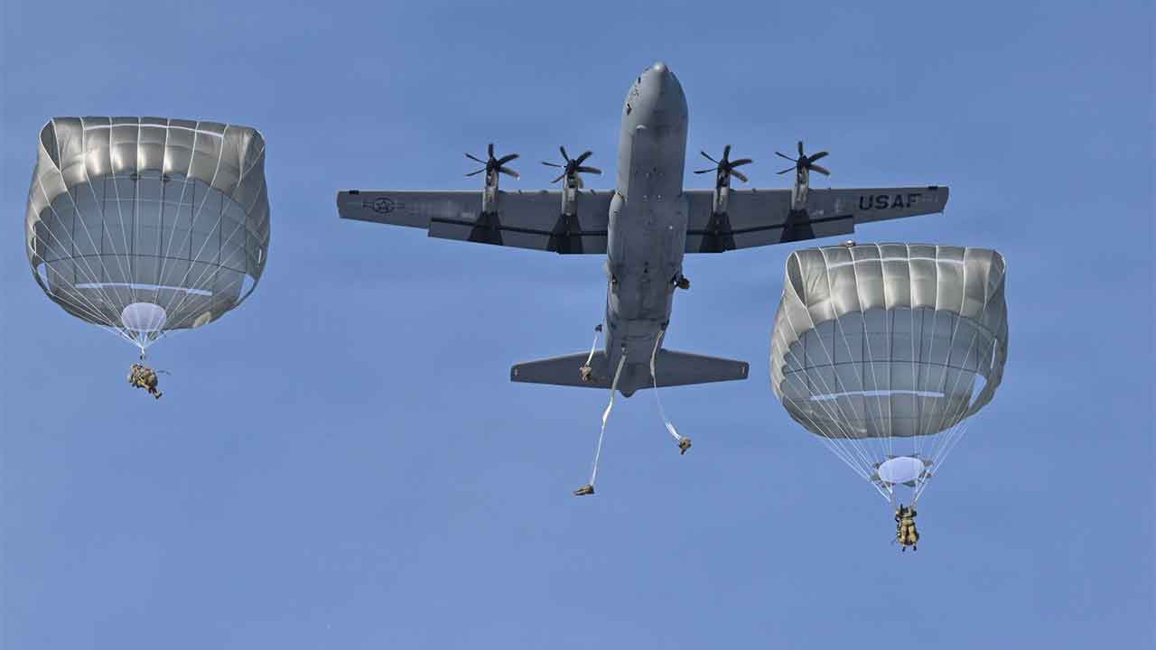 US-Armee führt Fallschirmjägerübung bei Kälte in Japan durch (X @INDOPACOM)