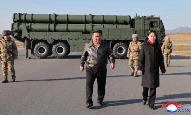 Coreia do Norte lança foguetes de longo alcance em teste acompanhado por Kim Jong Un e sua filha. Foto: Korean Central News Agency (KCNA)