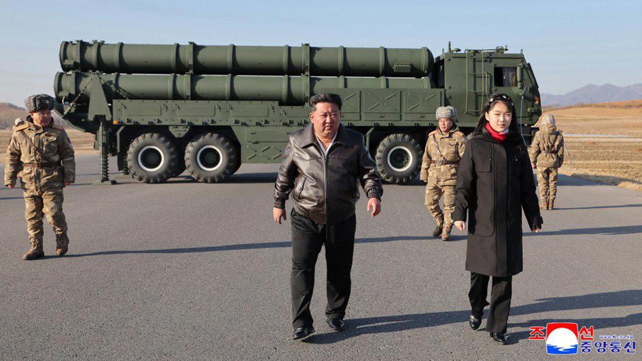 Nord-Korea skyter opp langtrekkende raketter i test overvåket av Kim Jong Un og hans datter. Foto: Korean Central News Agency (KCNA)