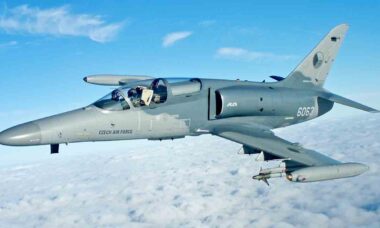 L-159A Alca carregando um AIM-9 Sidewinder