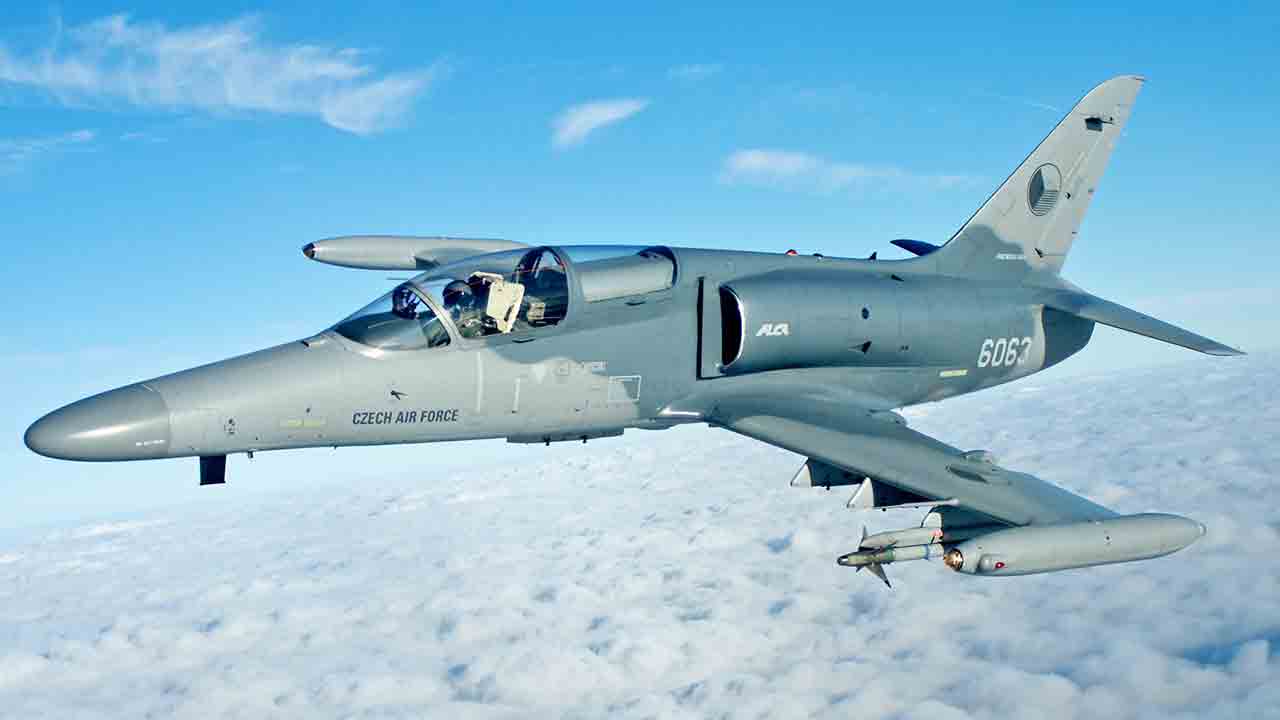 AIM-9 Sidewinder taşıyan L-159A Alca