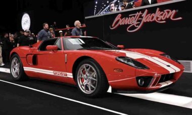 Leilão de carros de Scottsdale fatura quase US$ 200 milhões em vendas