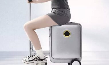Preguiça de caminhar pelo aeroporto? Conheça a mala elétrica que vira uma lambreta