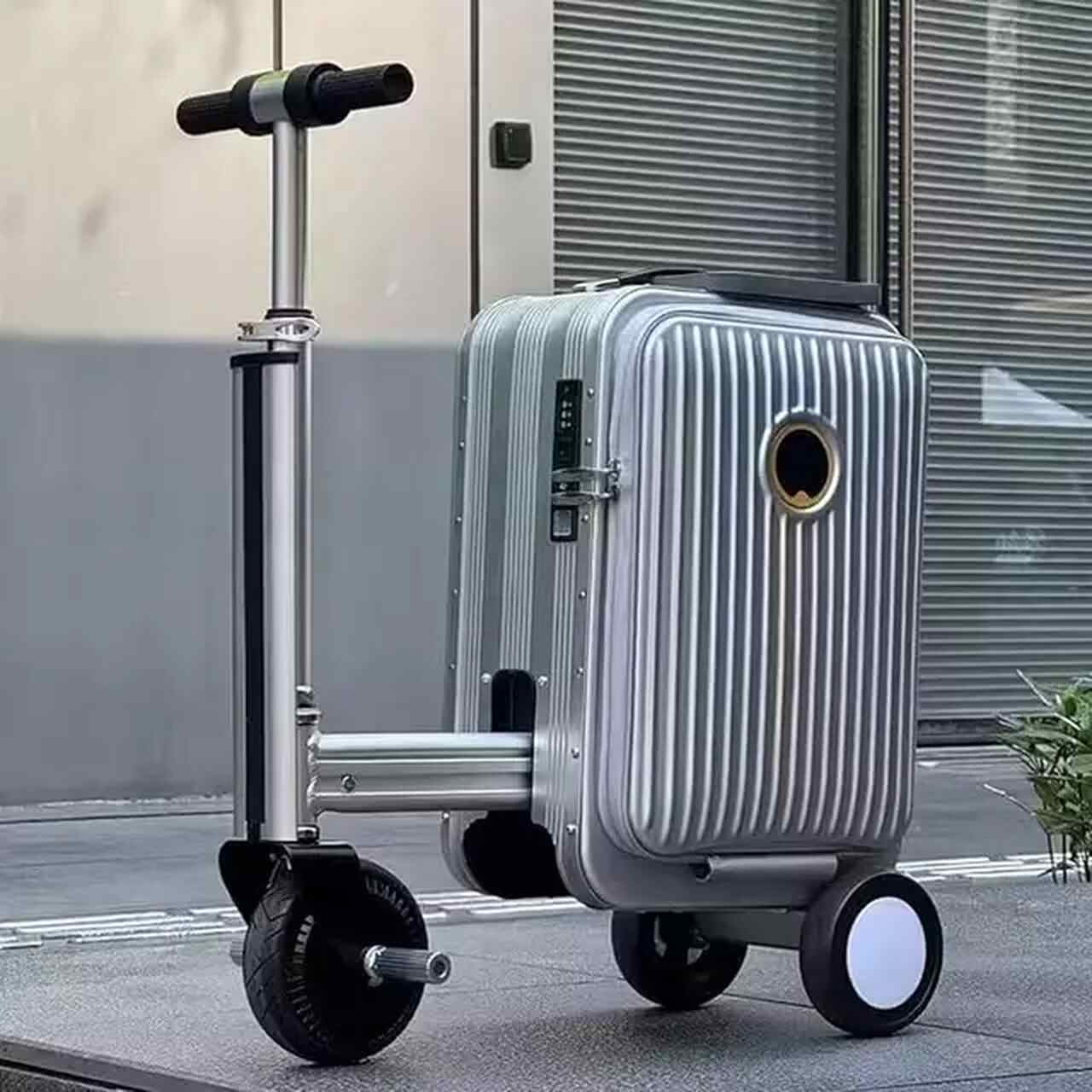 Preguiça de caminhar pelo aeroporto? Conheça a mala elétrica que vira uma lambreta