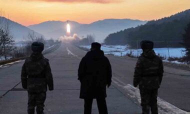 Coreia do Norte realiza lançamentos de mísseis hipersónicos no Mar do Japão. Foto: Kcna