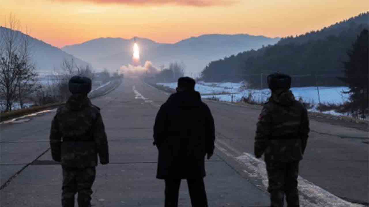 북한, 일본해에서 극초음속 미사일 발사 훈련 실시. 사진: KCNA