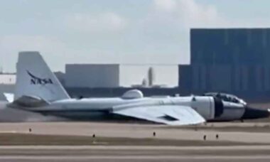 Avião WB-57F da NASA faz pouso de barriga em Houston após falha no trem de pouso (X @BNONews)