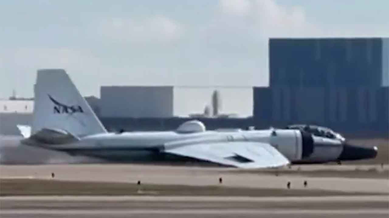 Avião WB-57F da NASA faz pouso de barriga em Houston após falha no trem de pouso (X @BNONews)