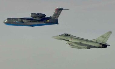 Caças italianos interceptam aeronave russa durante missão da OTAN no Mar Báltico. X @NATO_AIRCOM
