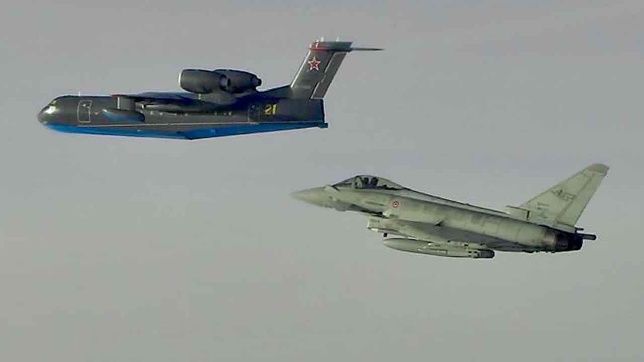 Caças italianos interceptam aeronave russa durante missão da OTAN no Mar Báltico. X @NATO_AIRCOM