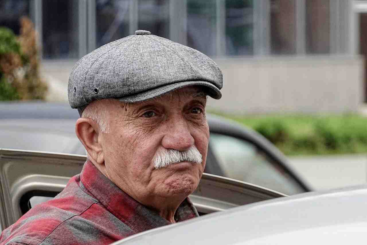 De nouvelles règles pourraient interdire la conduite aux personnes âgées de 70 ans ou plus au Royaume-Uni ; explications